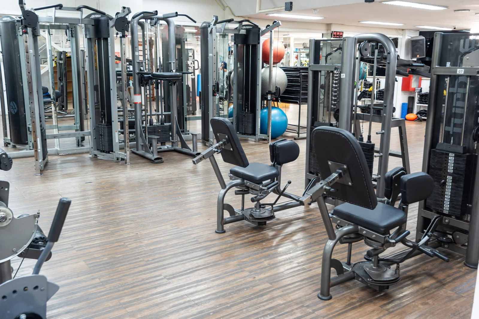 Salão de musculação da MaxFit no Méier, com aparelhos e iluminação natural.
