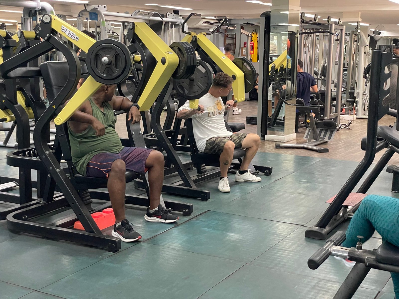 Alunos treinando nos aparelhos de musculação da MaxFit.