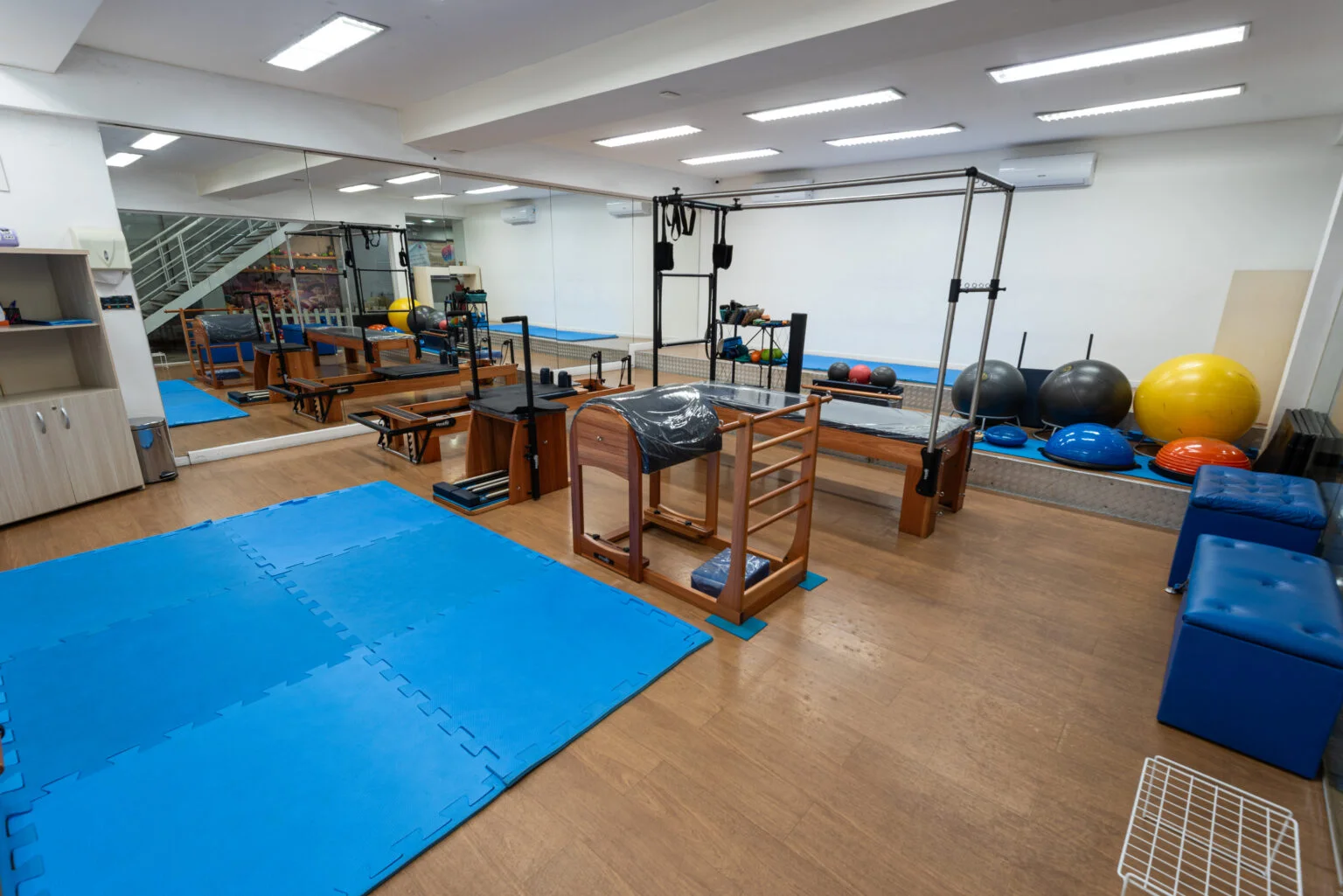Estúdio de Pilates da MaxFit com equipamentos e área dedicada à prática.