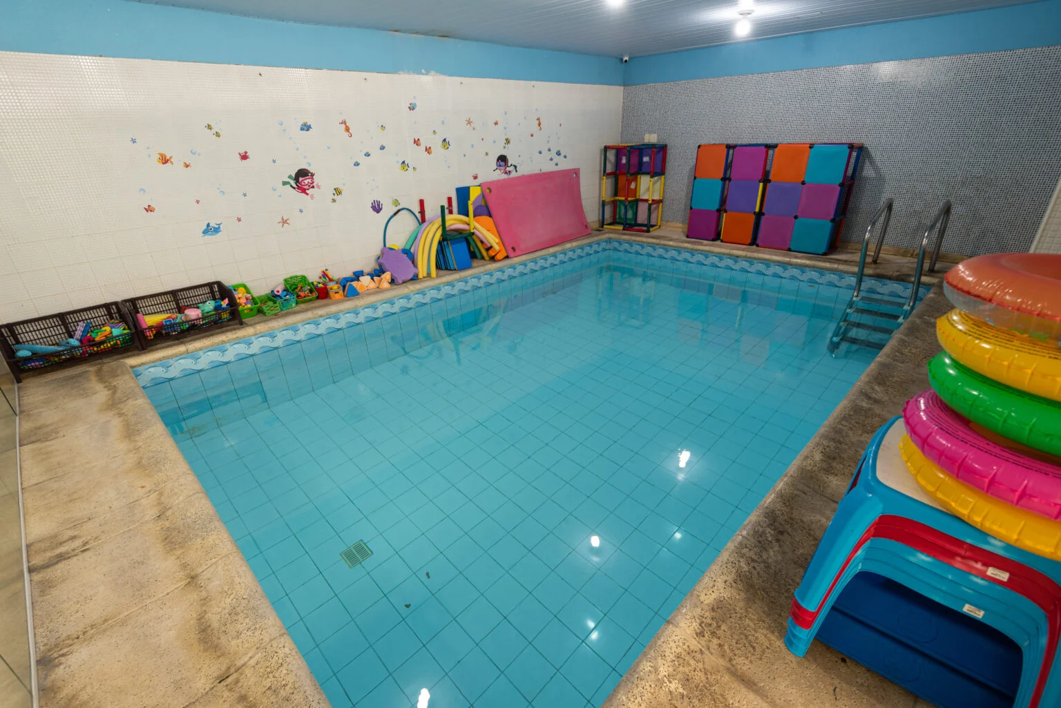 Piscina infantil da MaxFit com materiais para atividades aquáticas.