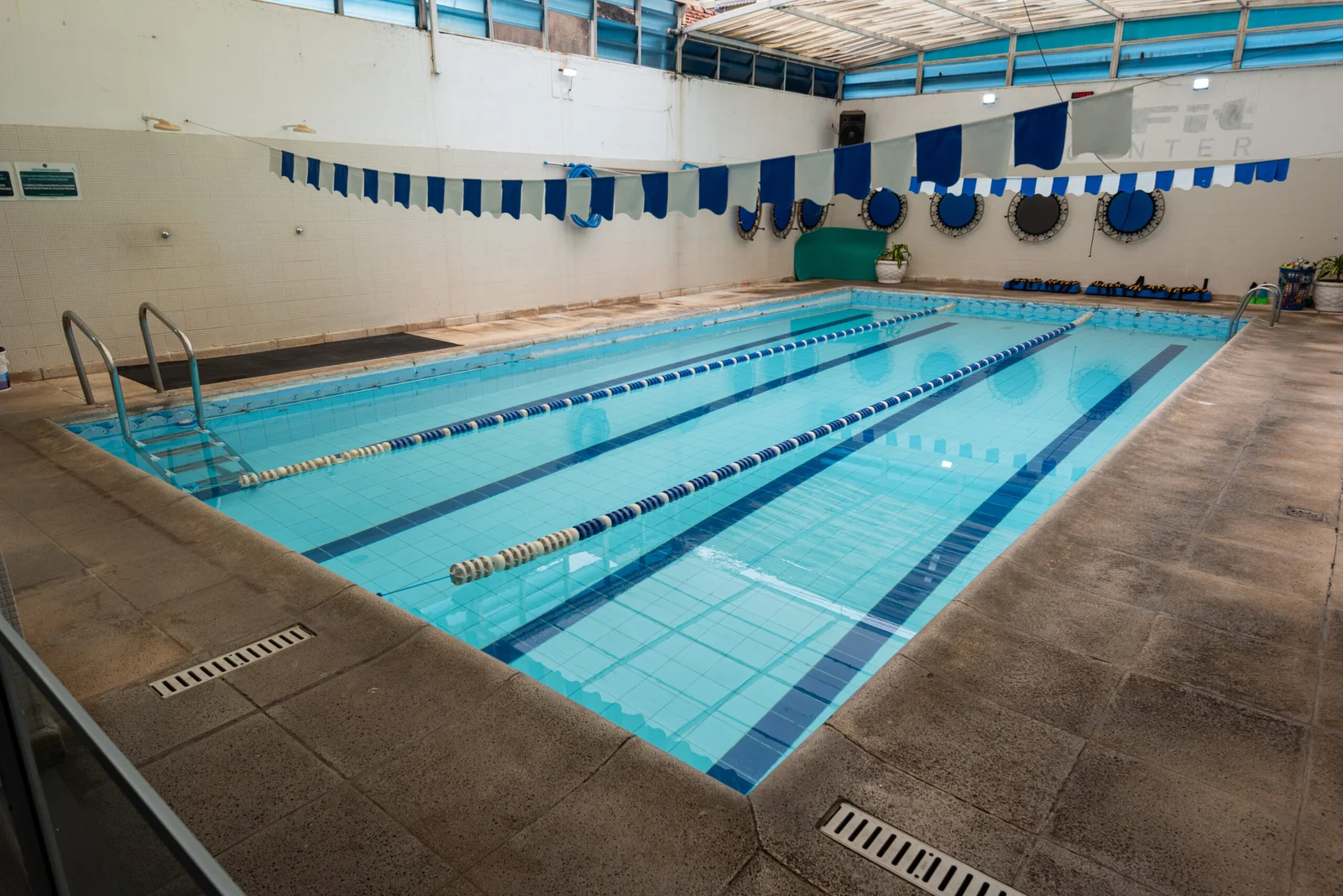Espaço aquático coberto da MaxFit Center.